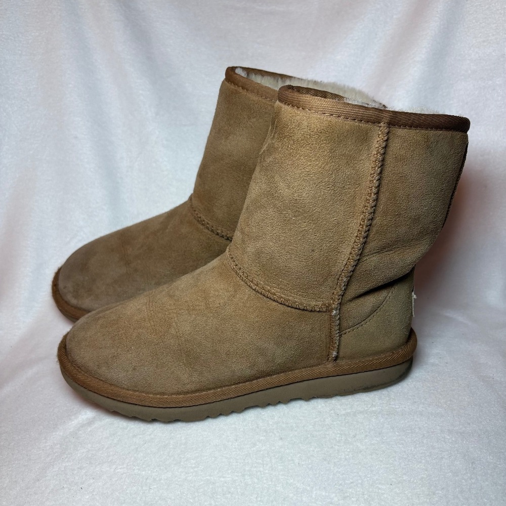 UGG Kids Classic Short II Chestnut Suede Sheepskin Boots Size 4